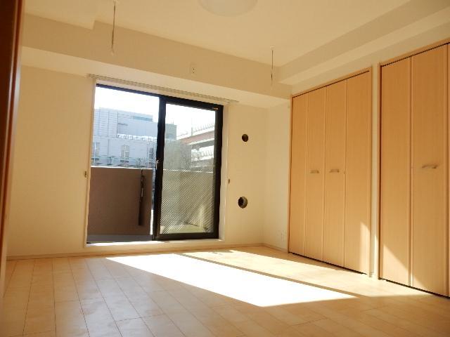 居室・リビング　写真は反転間取りのお部屋です。