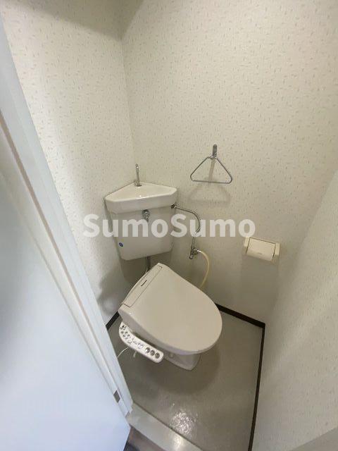 トイレ　落ち着いた色調のトイレです