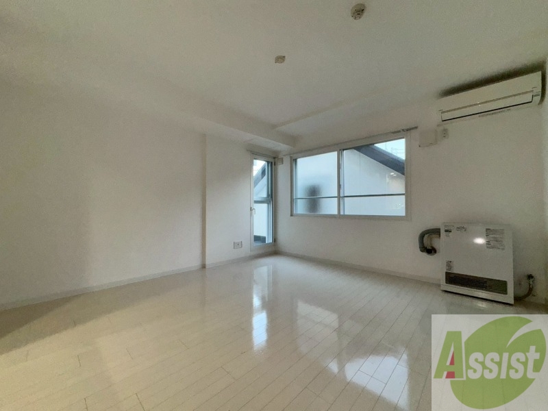 居室・リビング　白さが清潔感を出してくれます。お部屋も明るいですね。