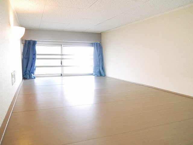 その他設備　ロフト付き。窓があるので空気入れ替えも可能。