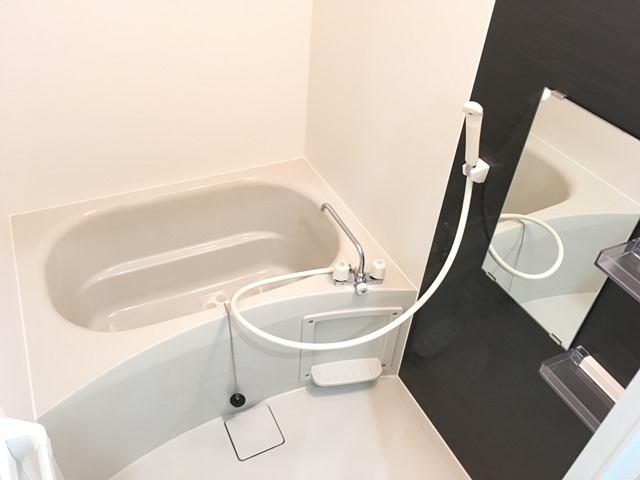 バス・シャワールーム　コンパクトで使いやすいお風呂です