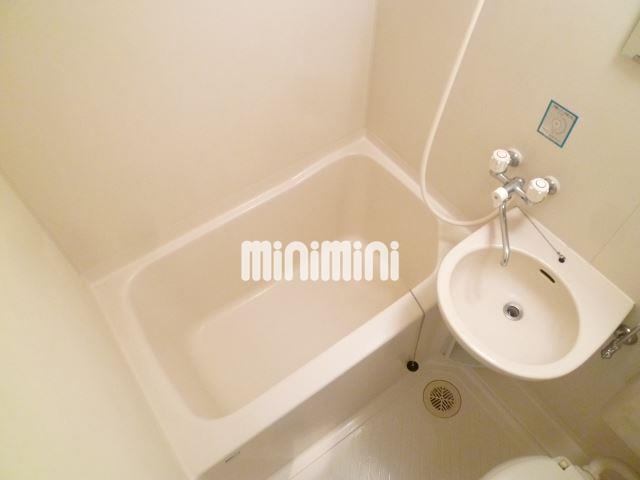 バス・シャワールーム　ユニットバスだから洗面台に鏡もついてます。