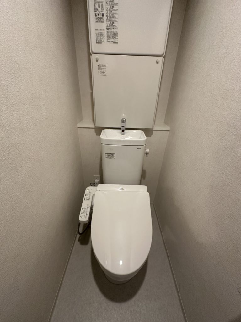 トイレ　落ち着いた色調のトイレです