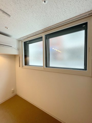 その他設備　2重ならぬ3重サッシの窓です。防音対策もばっちりです（※同シ