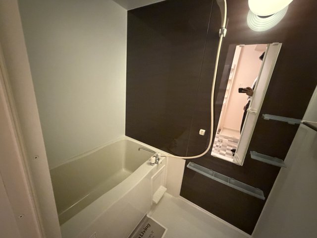 バス・シャワールーム　シンプルな浴室