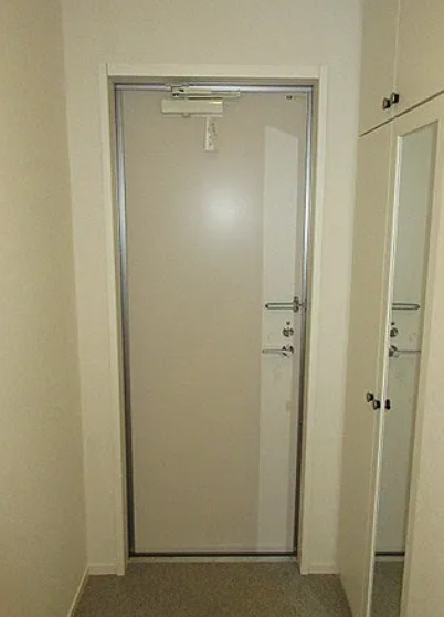 玄関　別部屋の写真を使用しております。