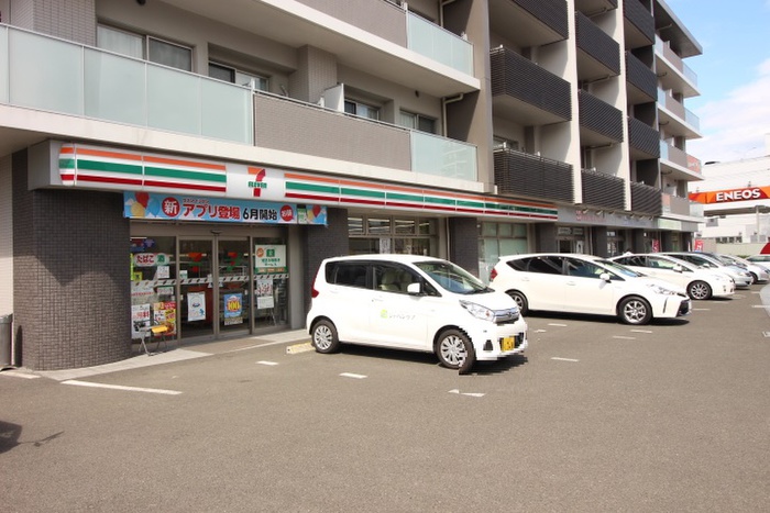 コンビニ　セブンイレブン（コンビニ）まで517m