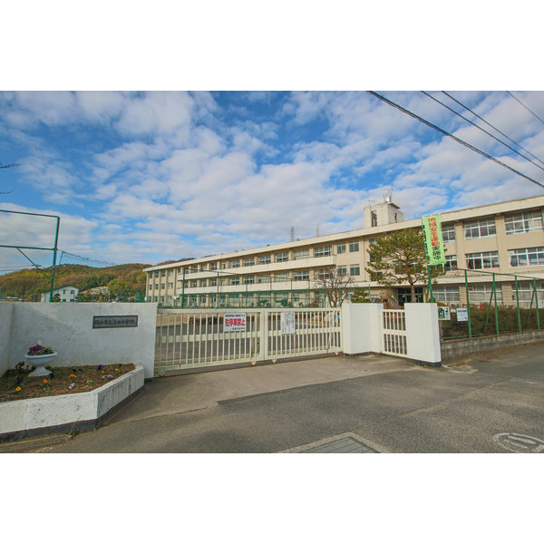 小学校　岡山市立浮田小学校（小学校）まで1523m