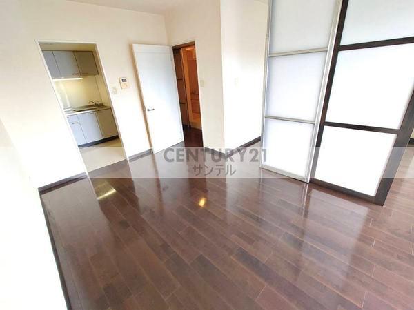 居室・リビング　階数によって床、建具の色が異なります。