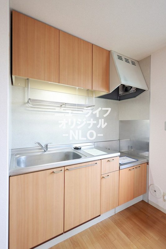 キッチン　上部にも収納棚がありキッチングッズもすっきりと収納できます☆