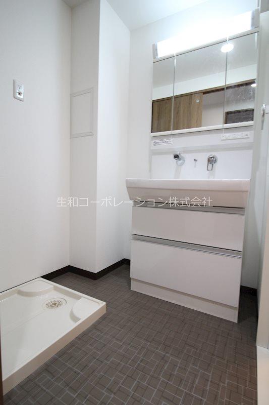 洗面設備　洗面脱衣場。室内洗濯パン