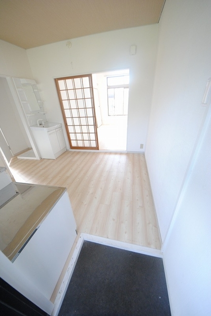 玄関　写真は２０２号室