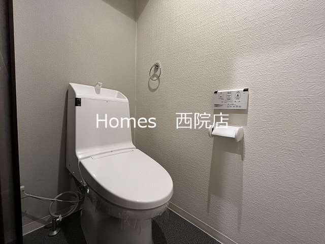 トイレ　別号室のお写真でございます。