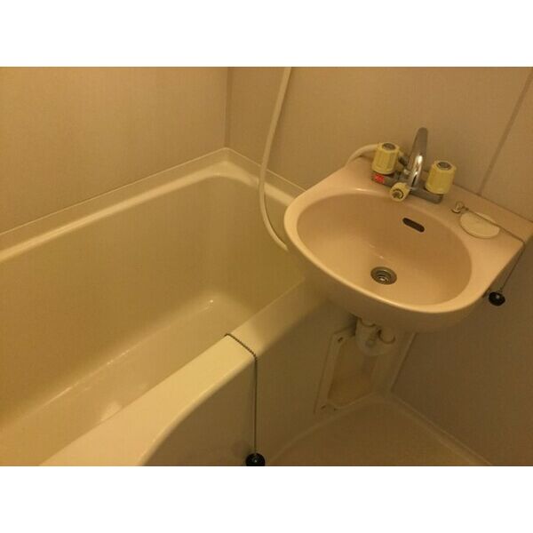 バス・シャワールーム　掲載写真は同型モデルを掲載しており実際のお部屋と仕様等が異な