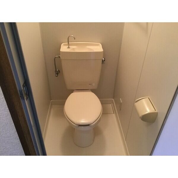 トイレ　掲載写真は同型モデルを掲載しており実際のお部屋と仕様等が異な