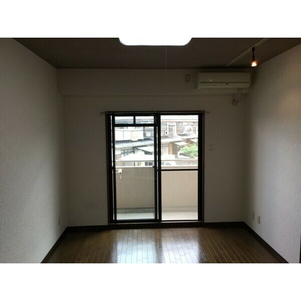 居室・リビング　掲載写真は同型モデルを掲載しており実際のお部屋と仕様等が異な