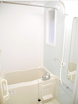 バス・シャワールーム　浴室乾燥機付きバス。