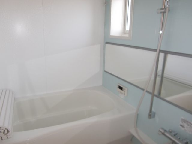 バス・シャワールーム　明るい色調のオシャレなバス