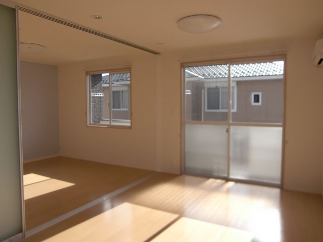 居室・リビング　明るい日差しが差し込むリビング