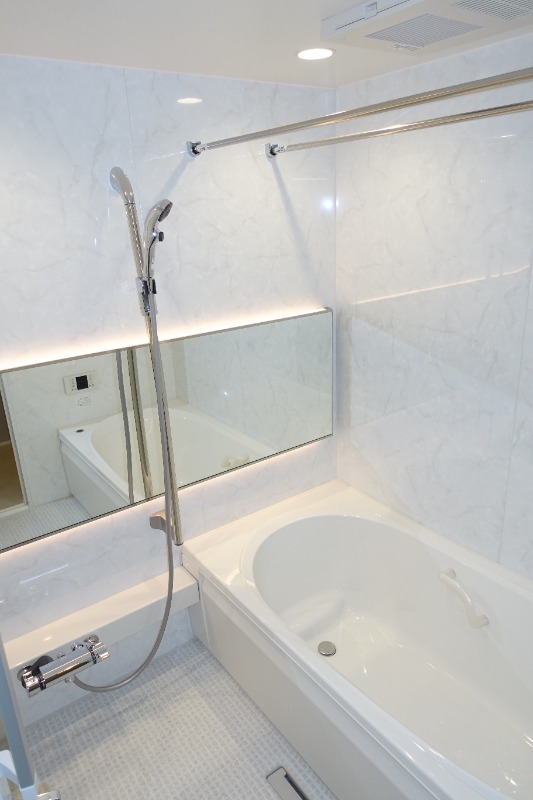 バス・シャワールーム　便利な浴室乾燥機付きゆったりバスルーム！