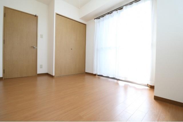 その他部屋・スペース　西側バルコニーのある洋室５．５帖