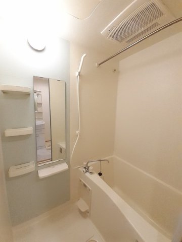 バス・シャワールーム　落ち着いた空間のお風呂です