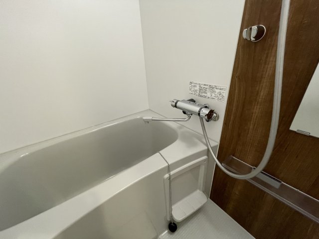 バス・シャワールーム　同マンション反転タイプの部屋写真