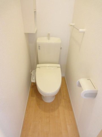 トイレ　落ち着いた色調のトイレです