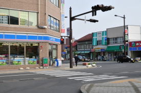 コンビニ　ローソン 八戸駅前店（コンビニ）まで522m