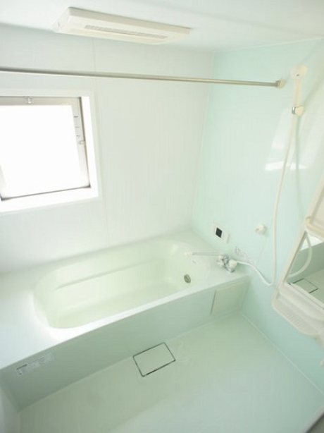 バス・シャワールーム　浴室換気乾燥機と追い焚き機能付きです♪