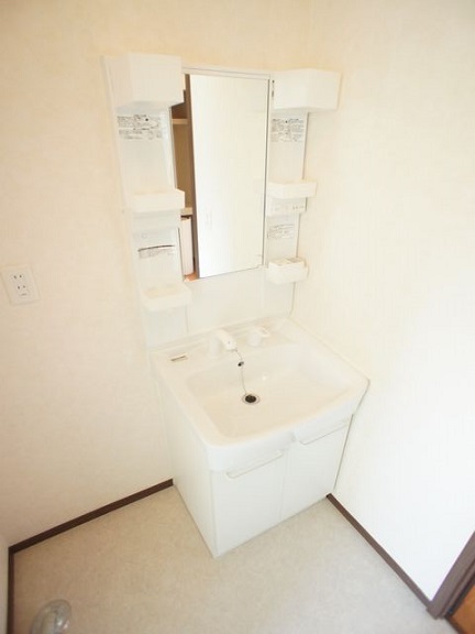 洗面設備　洗髪洗面化粧台と洗濯機置き場があります♪