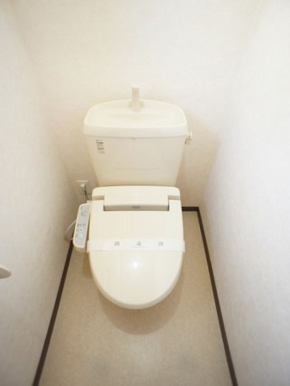 トイレ　温水洗浄暖房便座機能付きです♪