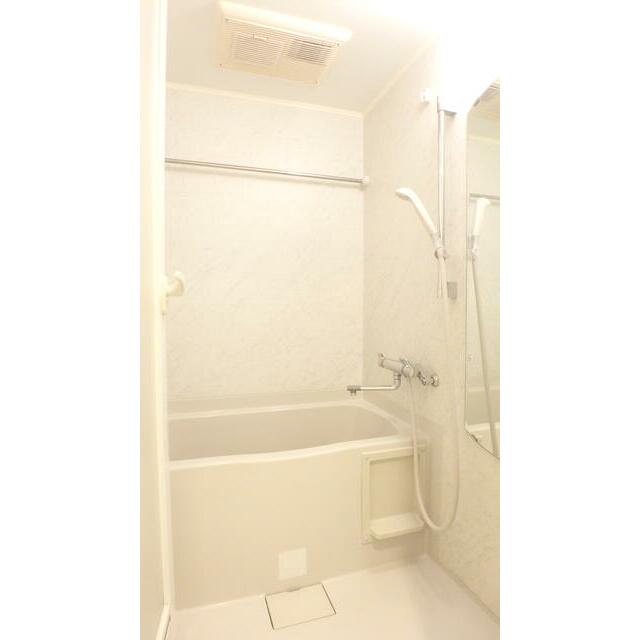 バス・シャワールーム　浴室乾燥機付きバス。