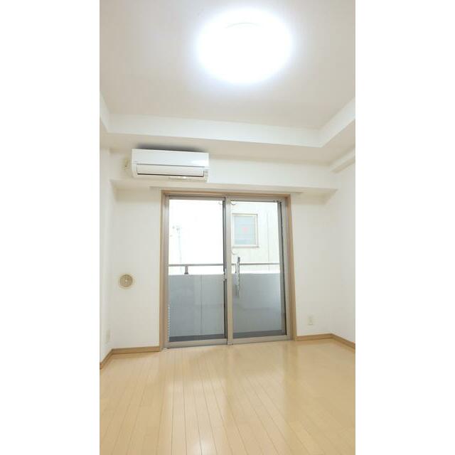 居室・リビング　6.1帖のきれいな洋室。