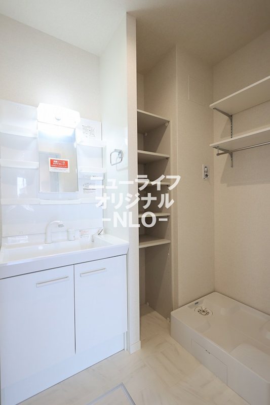 洗面設備　シャワー付き洗面台で朝の支度も楽にできます☆