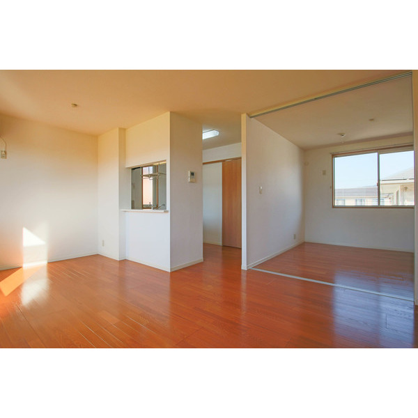 居室・リビング　同じ建物の別なお部屋