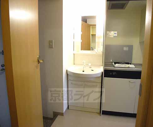 洗面設備　朝急いでいるときに重宝する玄関横の洗面台。