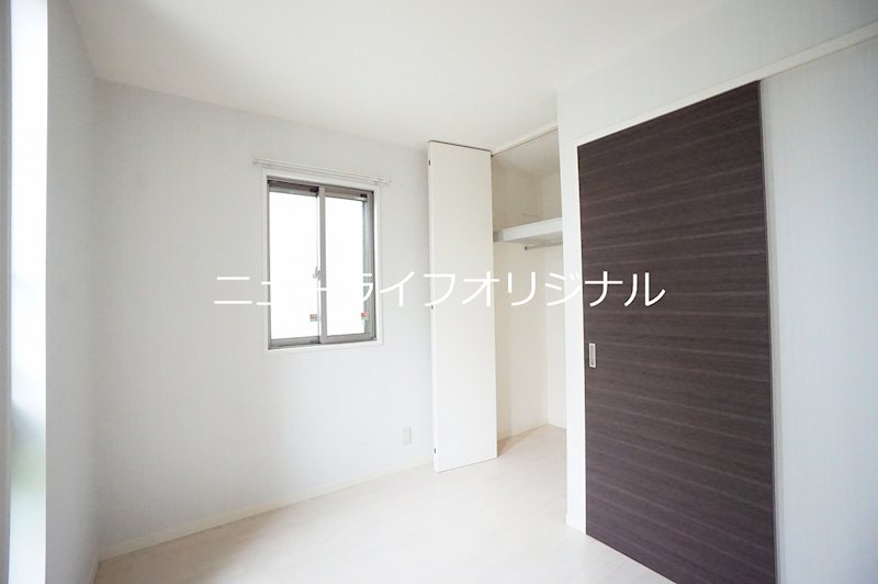 居室・リビング　角部屋の為2面採光で明るいです