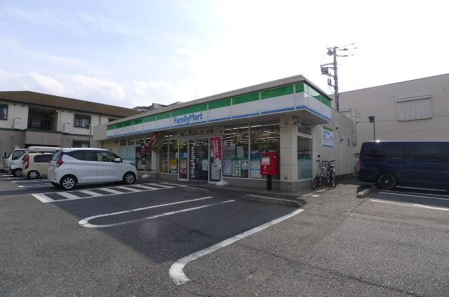 コンビニ　ファミリーマート（コンビニ）まで210m