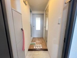 玄関　※写真は別号室です。