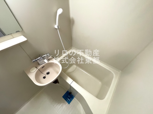 バス・シャワールーム　洗面ボウルと一体型のバスルームです♪