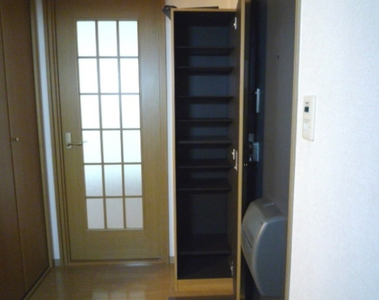 玄関　別部屋の写真を使用しております。