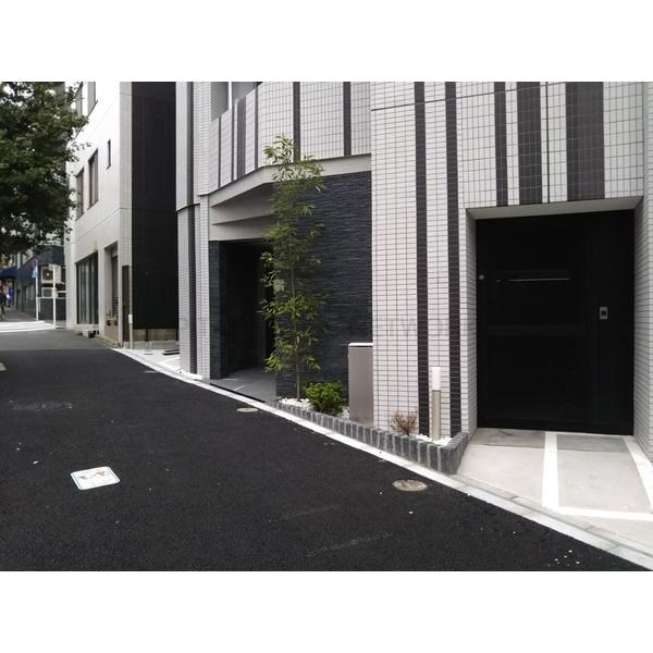 エントランス　弊社は全物件が仲介手数料半月分でご紹介可能です。