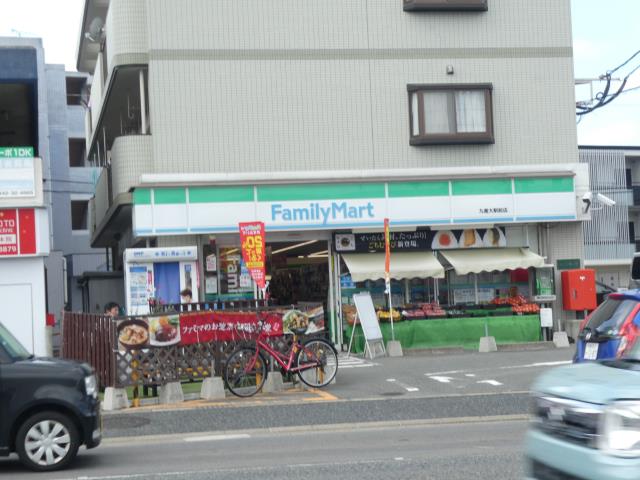 コンビニ　ファミリーマート（コンビニ）まで326m