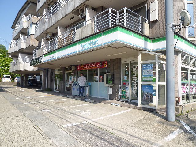 コンビニ　ファミリーマート（コンビニ）まで1100m