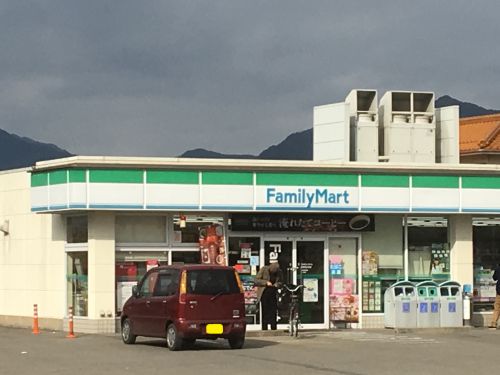 コンビニ　ファミリーマート柏原南多田店（コンビニ）まで682m