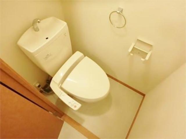 トイレ　嬉しいウォシュレット付き