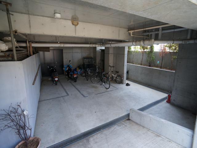 その他共有部分　雨の日でも安心して停められる屋根付駐輪場☆