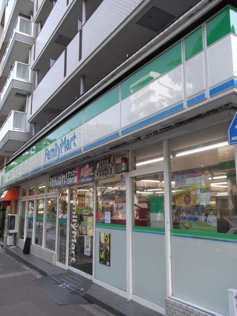 コンビニ　ファミリーマート（コンビニ）まで460m