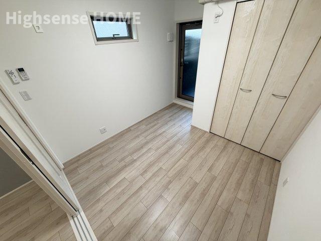 その他部屋・スペース　開放的な寝室です